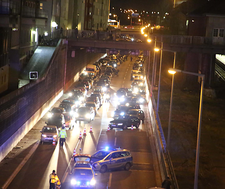 Auf der A 100 hat es gekracht. Der Verkehr staut sich.