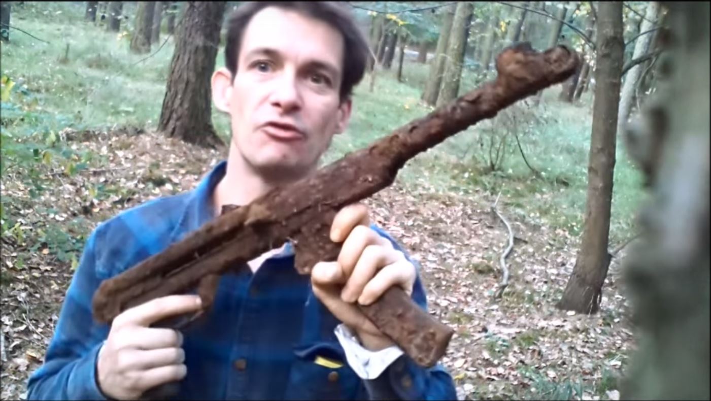 Mit seinem Metalldetektor findet er manchmal alte Waffen.