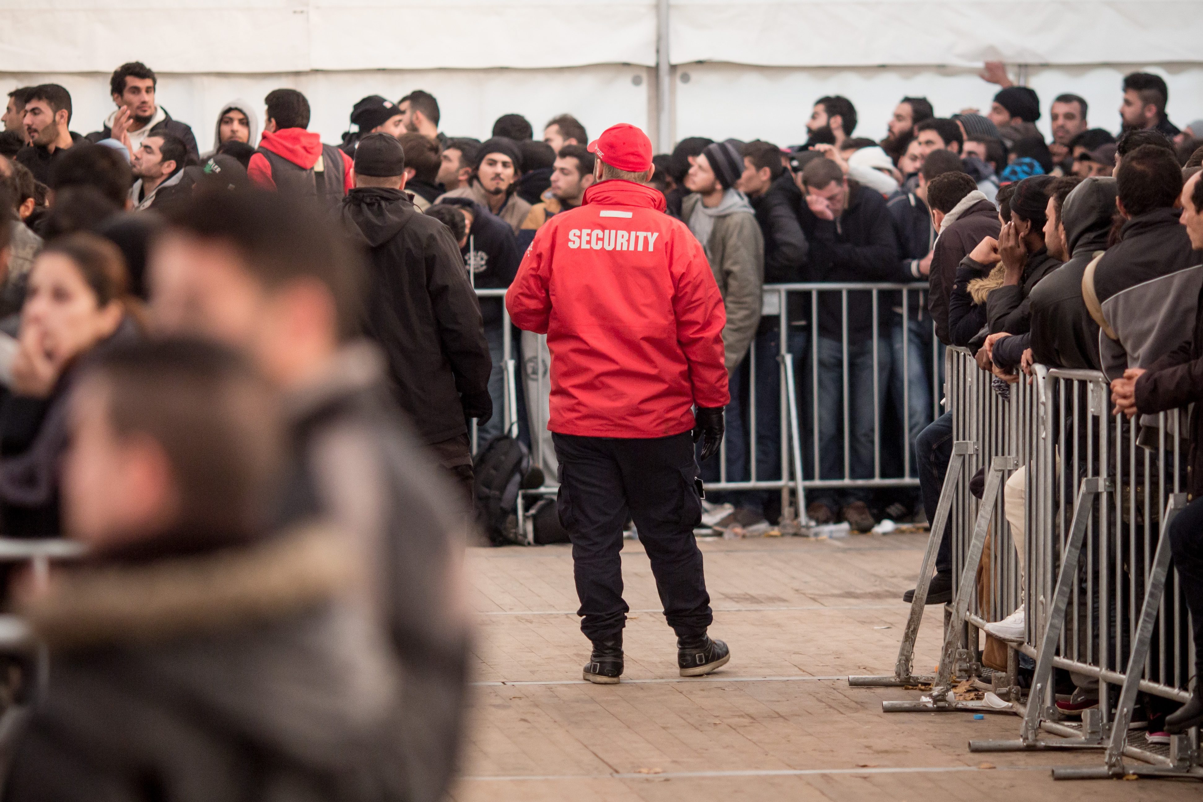 Höchst umstritten: die „Methoden“ privater Security-Firmen vorm Lageso.