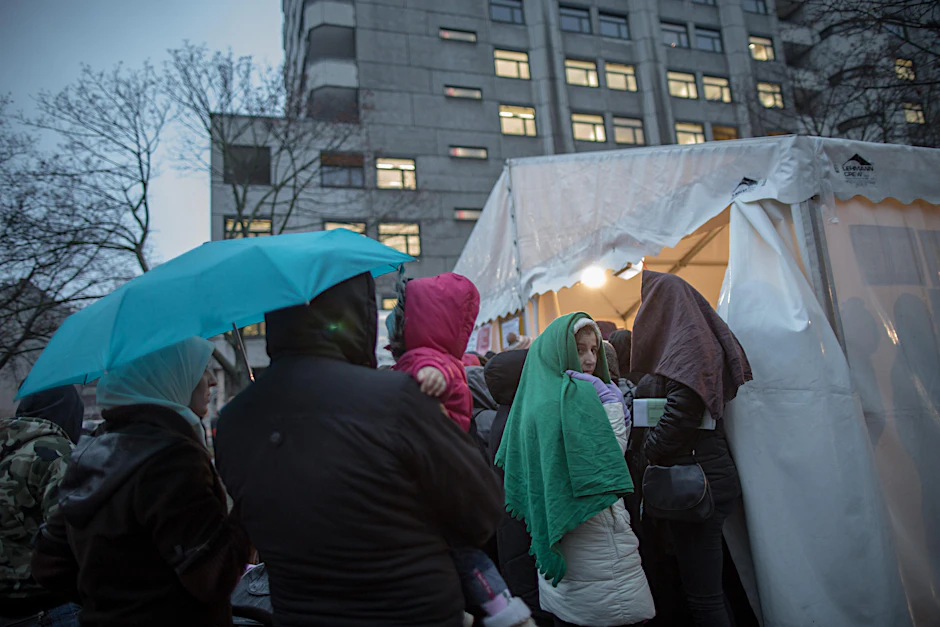 Wartende, frierende Flüchtlinge, die nicht wissen, wann Sie im Lageso vorsprechen können: Das Chaos an der Behörde nimmt kein Ende.