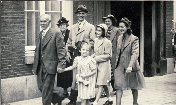 Die Familie von Anne Frank flüchtete vor den Nazis nach Amsterdam, wurde dort aber verraten und kam ins KZ. 
