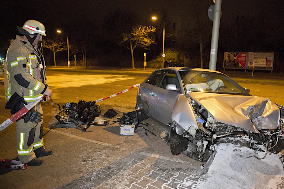 Fahrer mit über 2 Promille ergibt am Ende ein Auto ohne Motorblock.