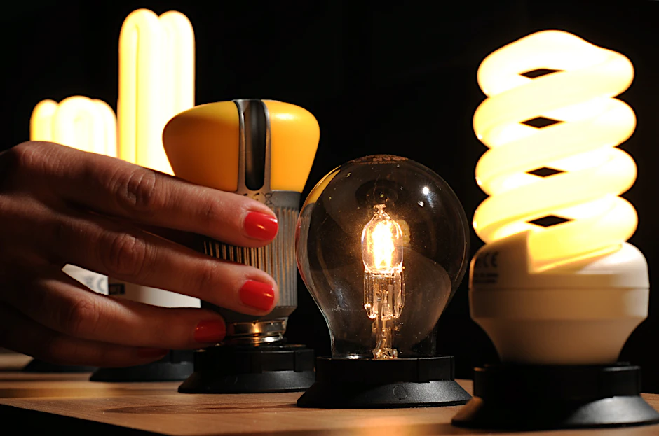 Seit dem Verbot der Glühbirne ist die Energiesparlampe (re.) auf dem Vormarsch.