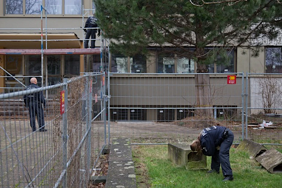 Lichtenberg, 22.12.: Polizisten suchen die Umgebung nach Beweismitteln ab. Nach einem Saufgelage in einer Plattenbauwohnung wurde ein Mann leblos mit Stichwunden aufgefunden. 