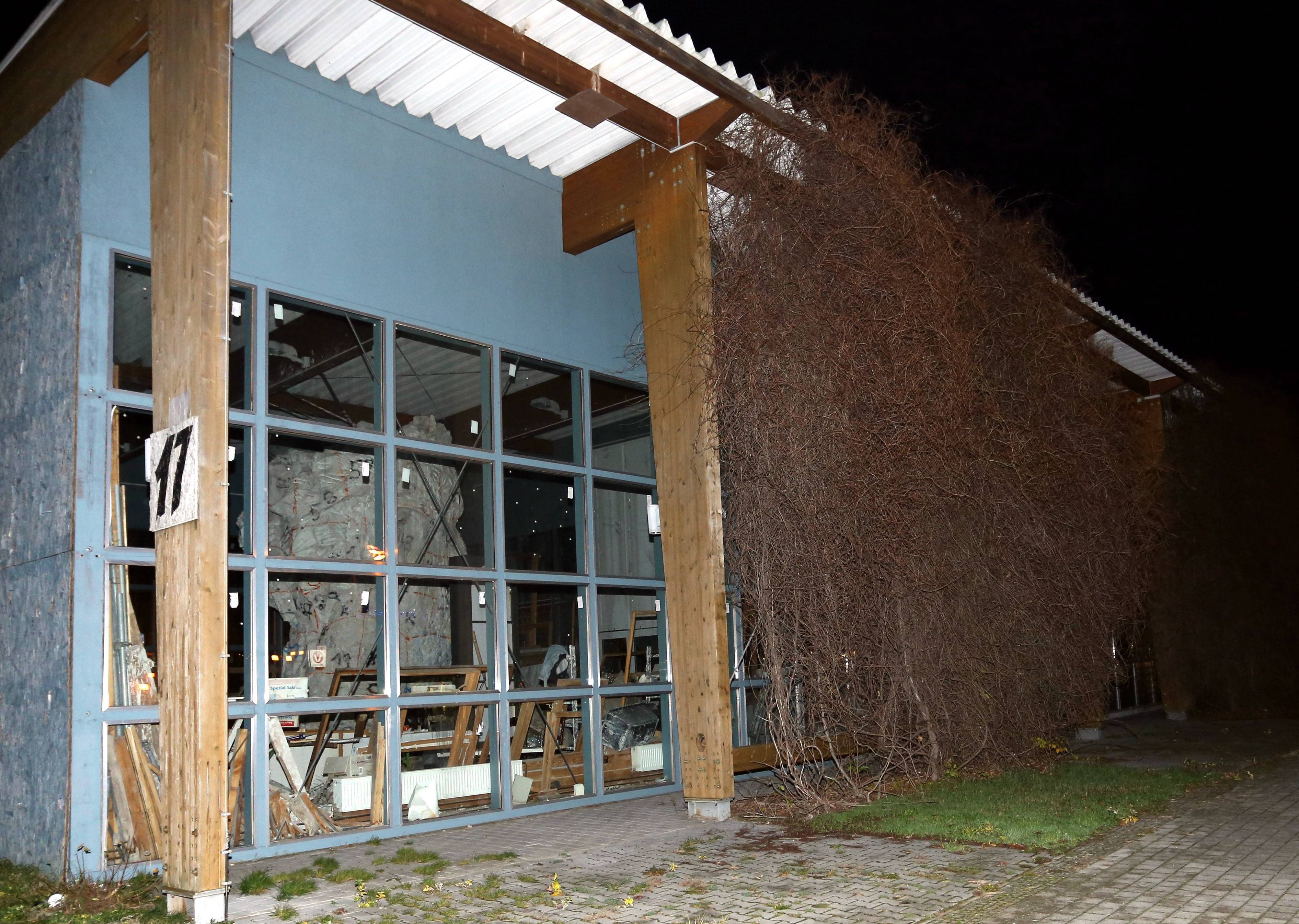 In Lüpertz’ Atelier in Teltow herrscht Chaos: Hier brachen Unbekannte am Wochenende ein und nahmen über 30 Werke des berühmten Künstlers mit.