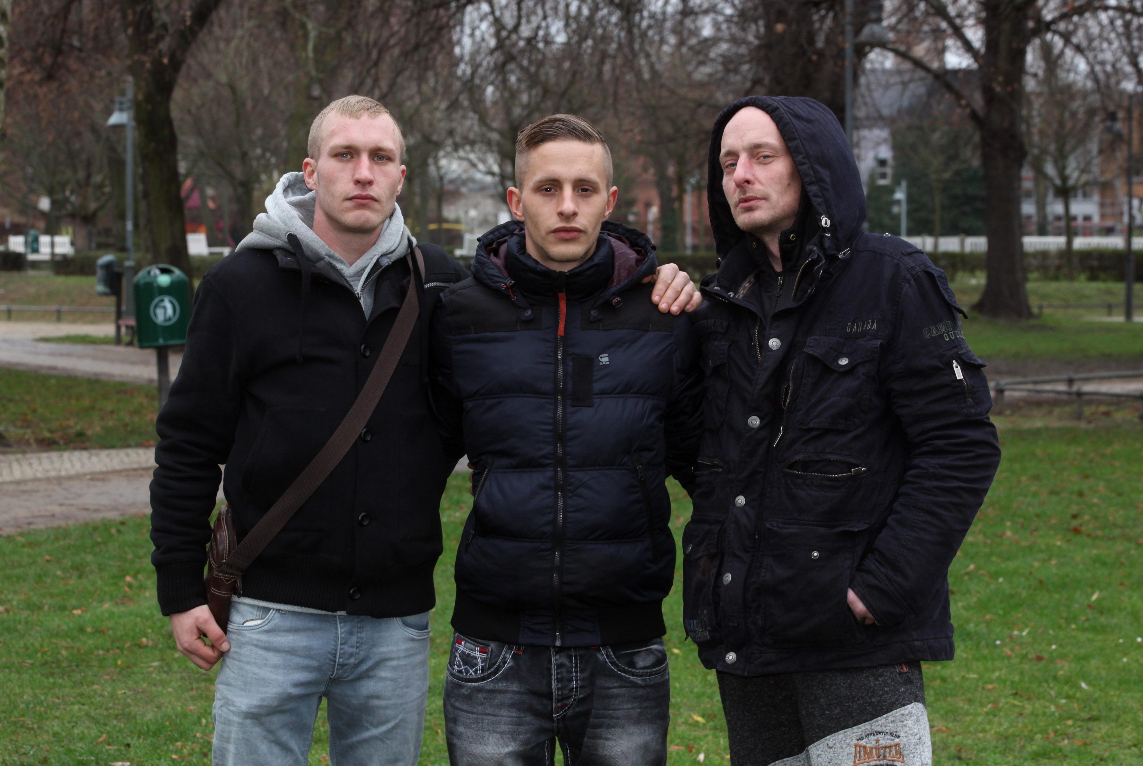 Die Brüder Steven, Kevin und Sven Eichhorn sind in der Gegend aufgewachsen. Sie wollen bei der Jagd nach der Täterin helfen. 