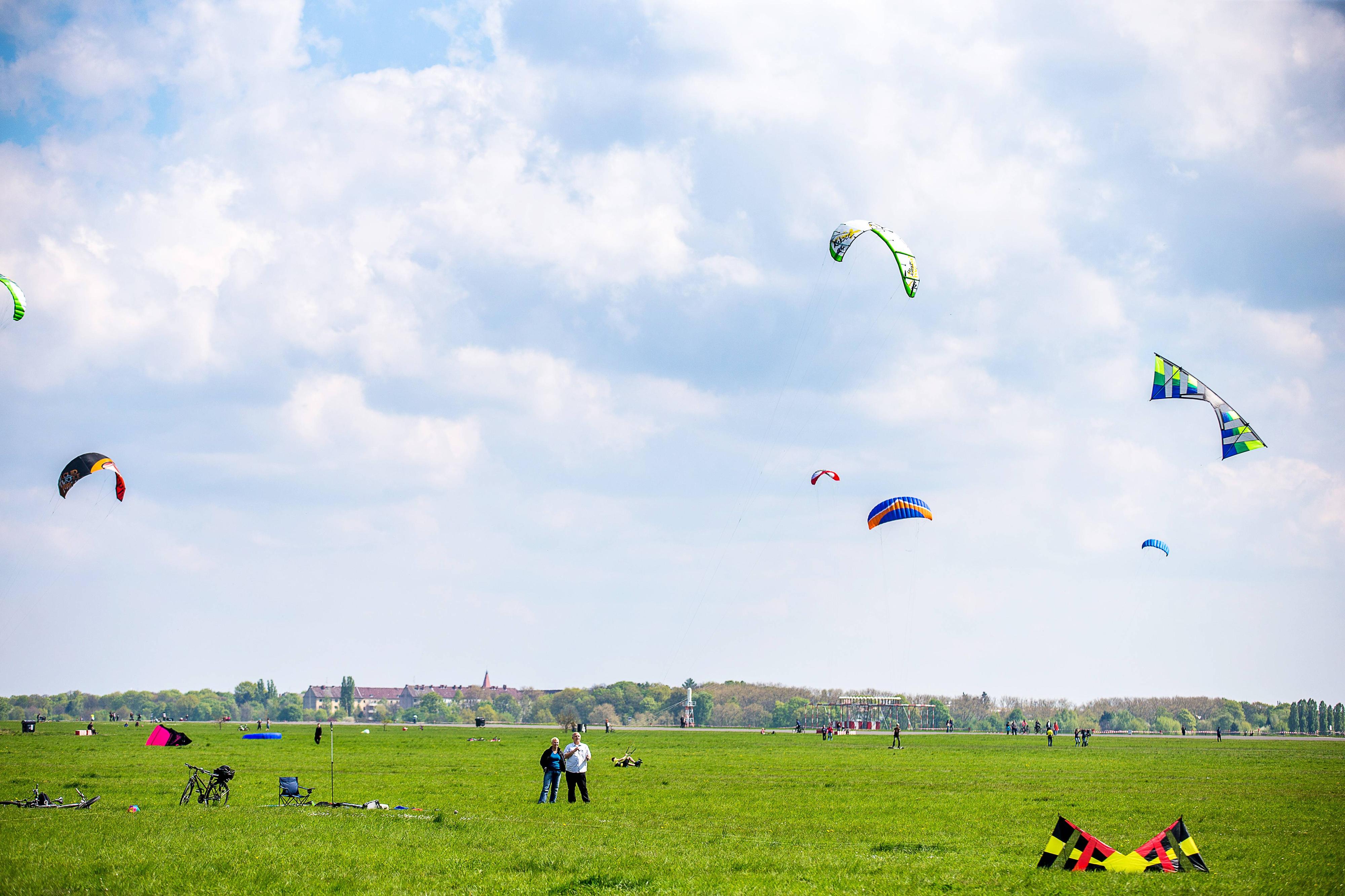 Drachen steigen lassen, Kiteboarden - das funktioniert in Tempelhof schon.