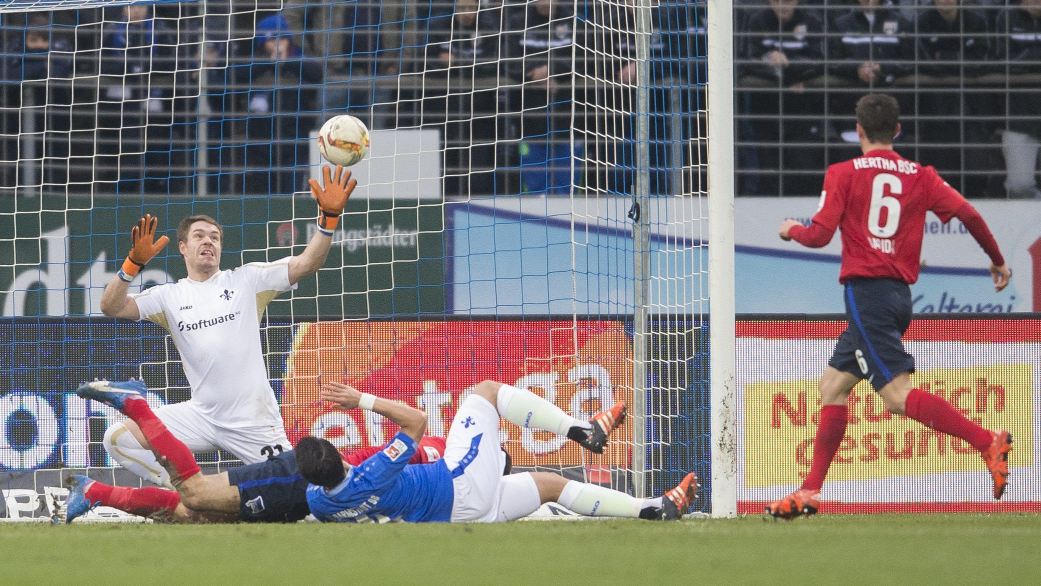 Vedad Ibisevic tippt die Kugel über Keeper Christian Mathenia zum 1:0 in Tor.