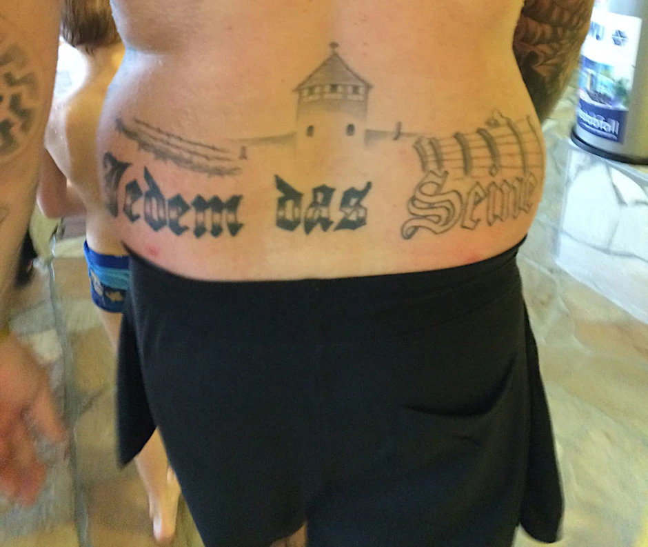 Mit diesem Tattoo marschierte der NPD-Mann ins Spaßbad.