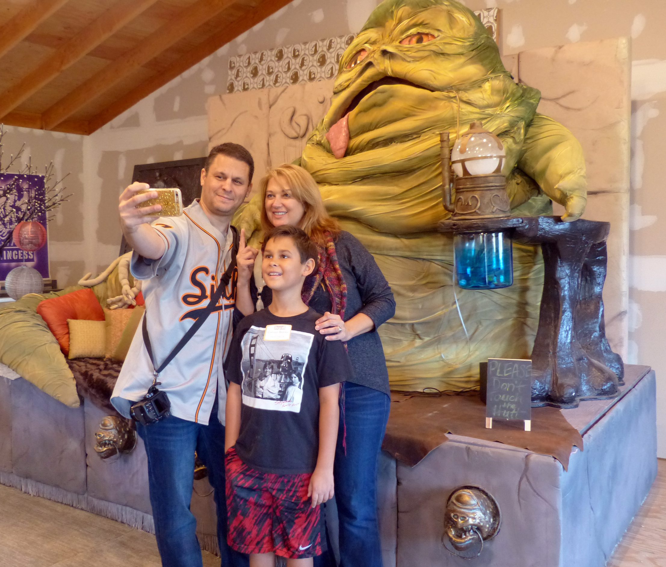 Besucher vor Jabba the Hutt.