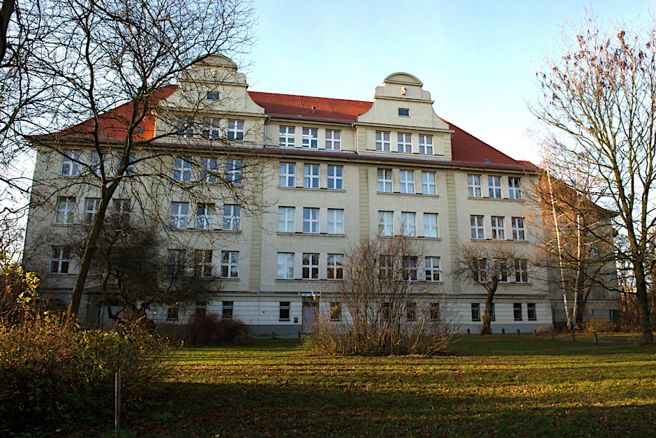 An dieser Schule, der Alfred-Nobel-Schule in Britz, entzündete sich die Schlägerei.