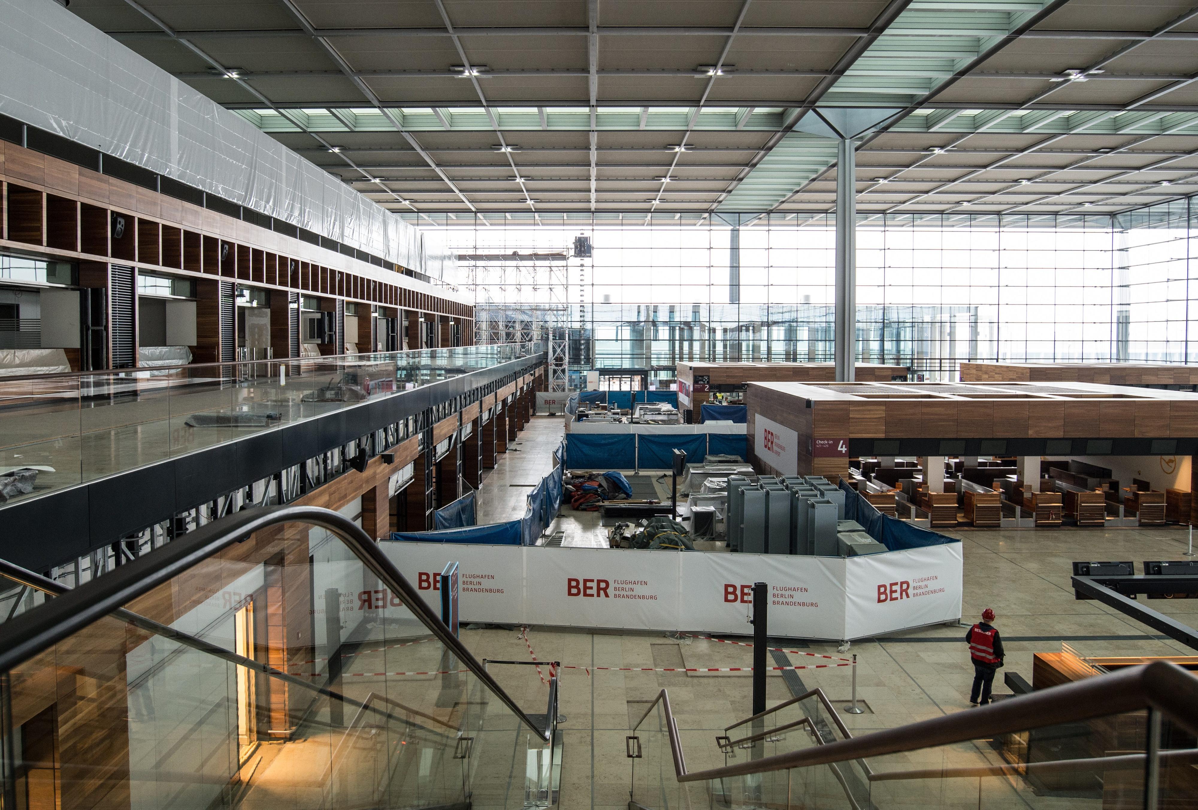 Der BER als Museum für moderne Architektur. Arbeitslose Bauarbeiter könnten Führungen machen und Bauingenieurs-Studenten von der Horror-Geschichte erzählen.