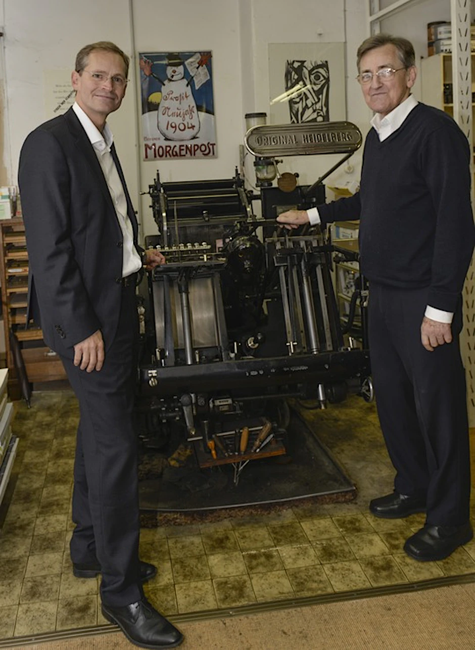 Michael und Jürgen Müller vor einem guten Jahr in der  kleinen Druckerei, in der der Vater dem Sohn das Drucker- und Setzerhandwerk gelehrt hatte.