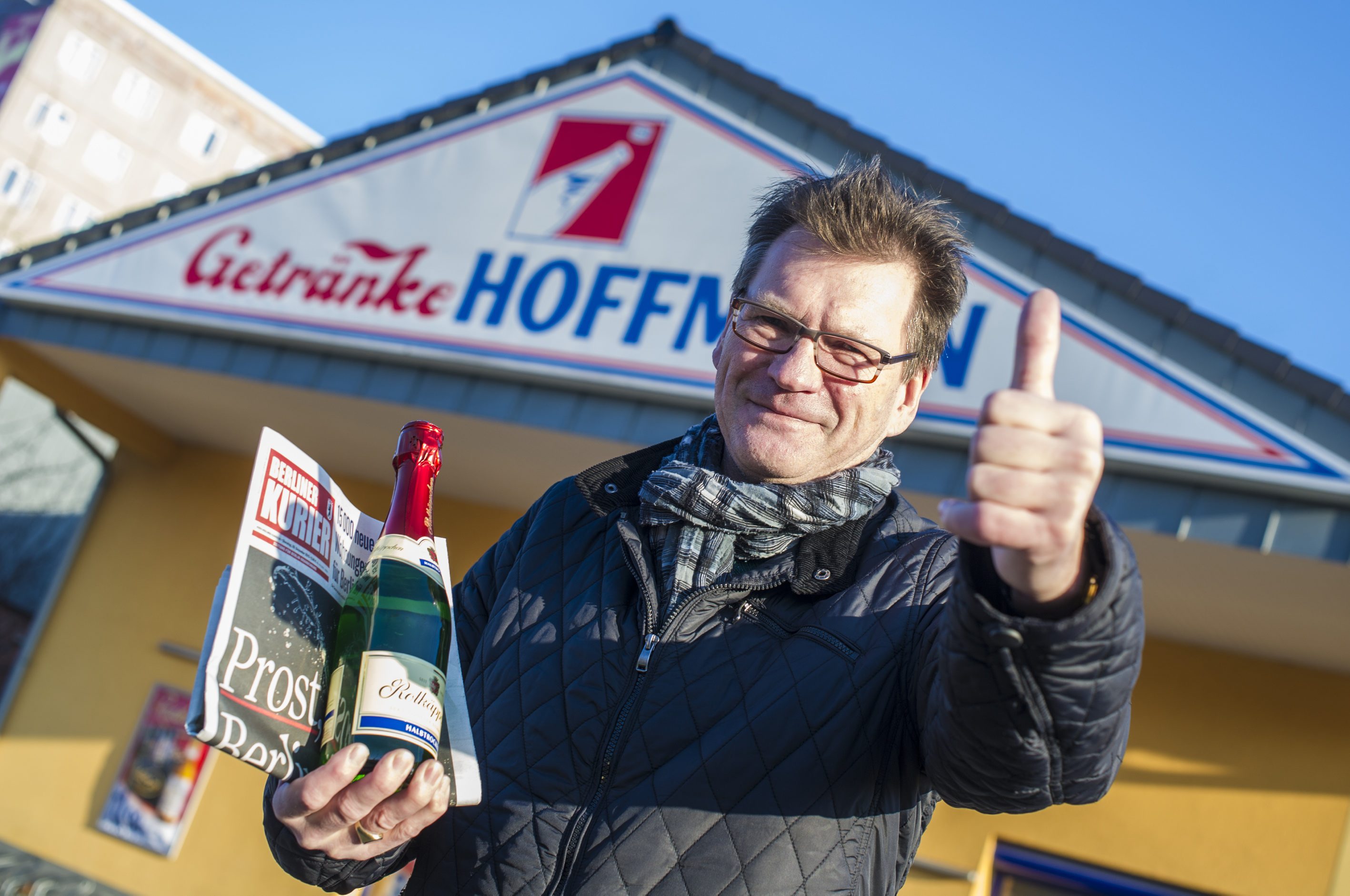 Manfred (61, Marzahn) liest seit 25 Jahren den KURIER – und ist damit seit Tag 1 dabei. Gelungen fand der 61-Jährige die Aktion auch, da er großer Rotkäppchen-Fan ist. Trotzdem will der Marzahner bis Silvester warten – um dann gemeinsam mit seiner Frau auf 2016 anzustoßen.