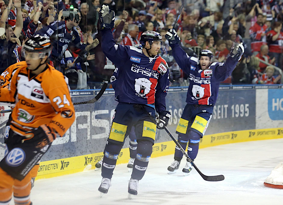 Barry Tallackson (M.) bejubelt hier gegen Wolfsburg das letzte EHC-Tor.