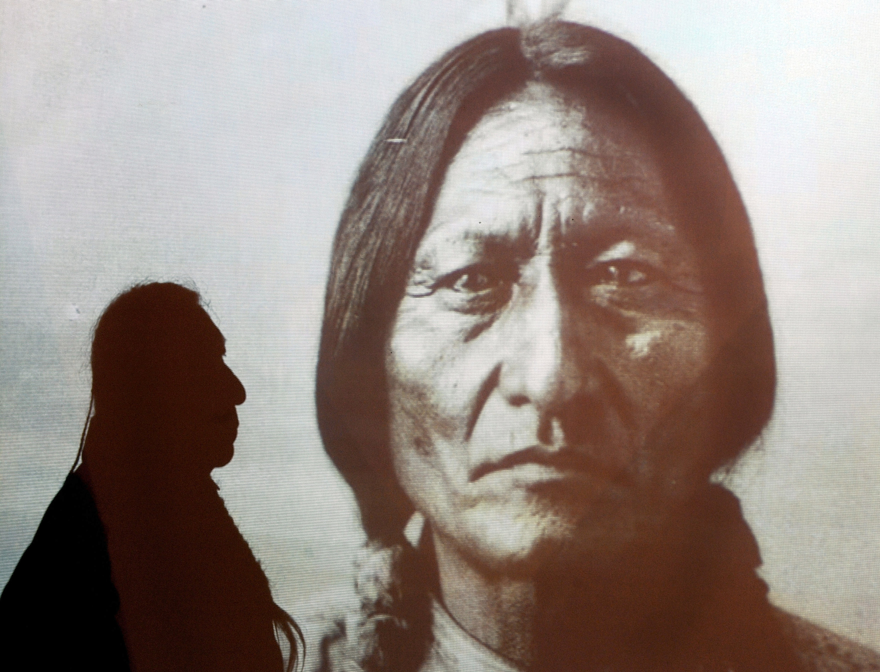 Ernie LaPointe blickt auf ein Porträt seines Urgroßvaters Häuptling Sitting Bull.