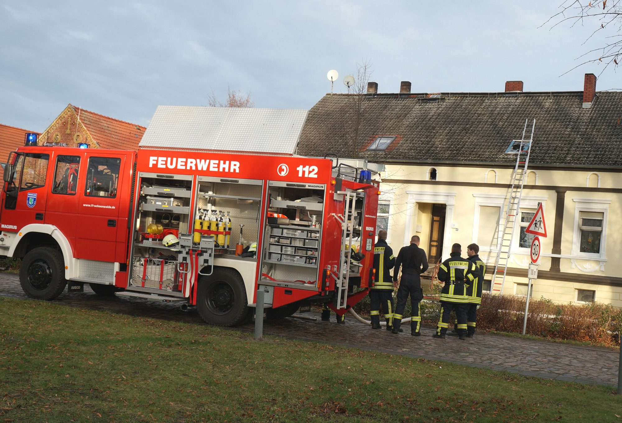 In Sachen Brandschutz ist der BER ja schon das Worst-Case-Scenario. Warum sollten dann dort nicht auch Feuerwehren praxisnah üben?