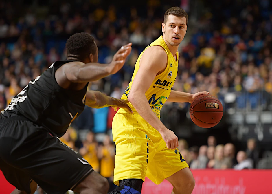 Dragan Milosavijevic von Alba Berlin will nach vorne. Alba siegte am Ende klar gegen Tübingen.