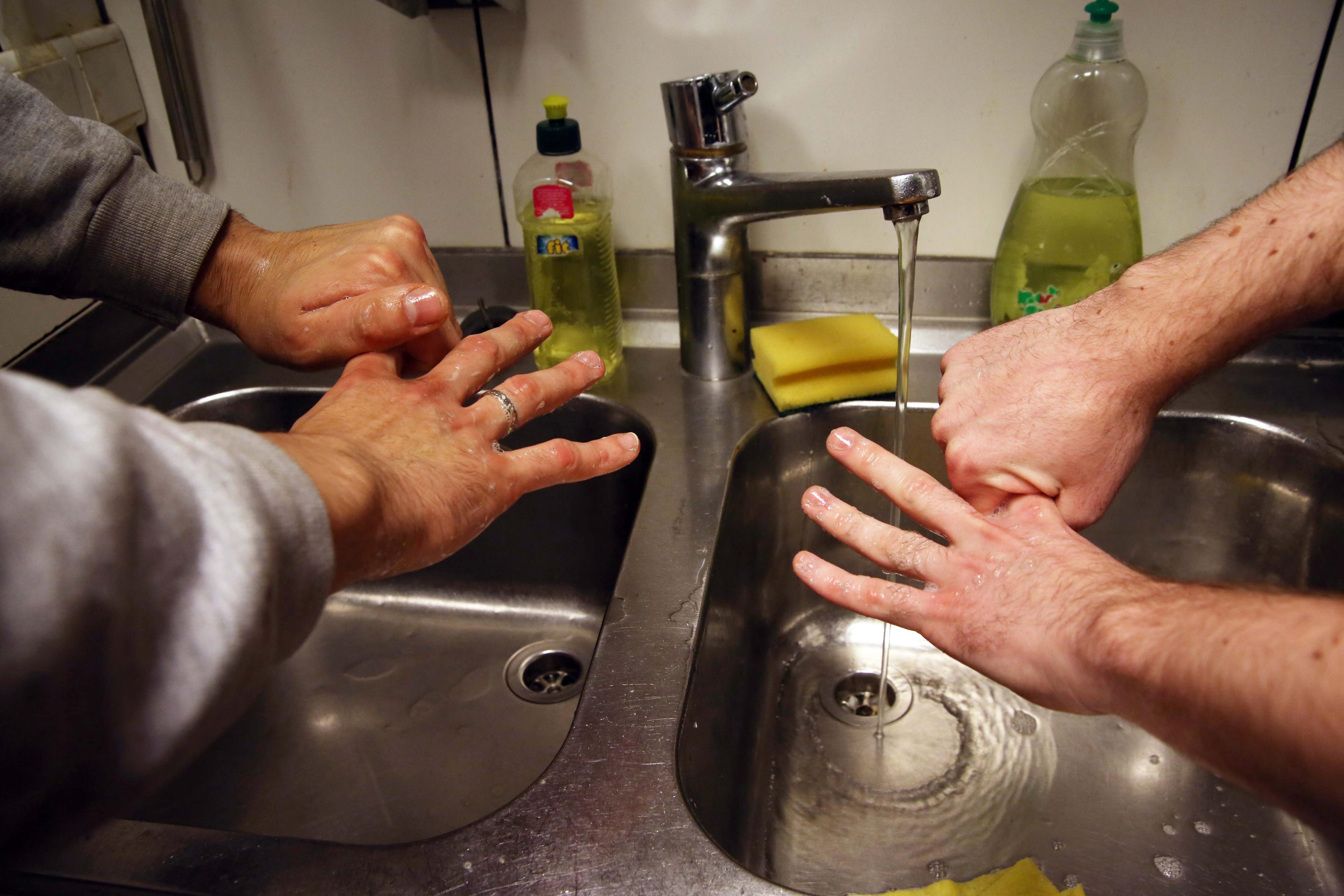 Hände waschen nicht vergessen! Hygiene ist zum Schutz der Gäste im Imbiss-Geschäft sehr wichtig.