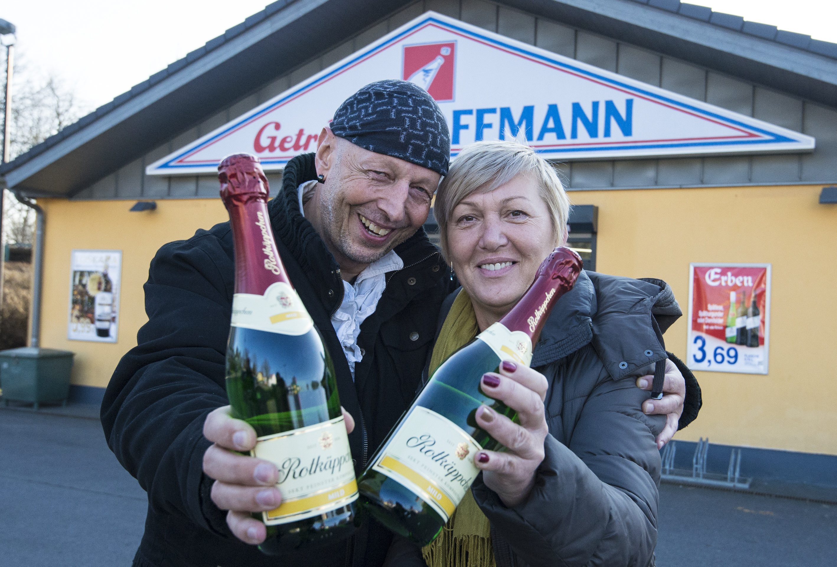 Bodo (55, Neukölln) und Valeria (54, Hellersdorf) sind seit Jahren ein Paar – und immer noch frisch verliebt. Die beiden KURIER-Leser freuten sich über die Sekt-Aktion. Auf die bezirksübergreifende Liebe und das neue Jahr wollen sie an Silvester anstoßen. 