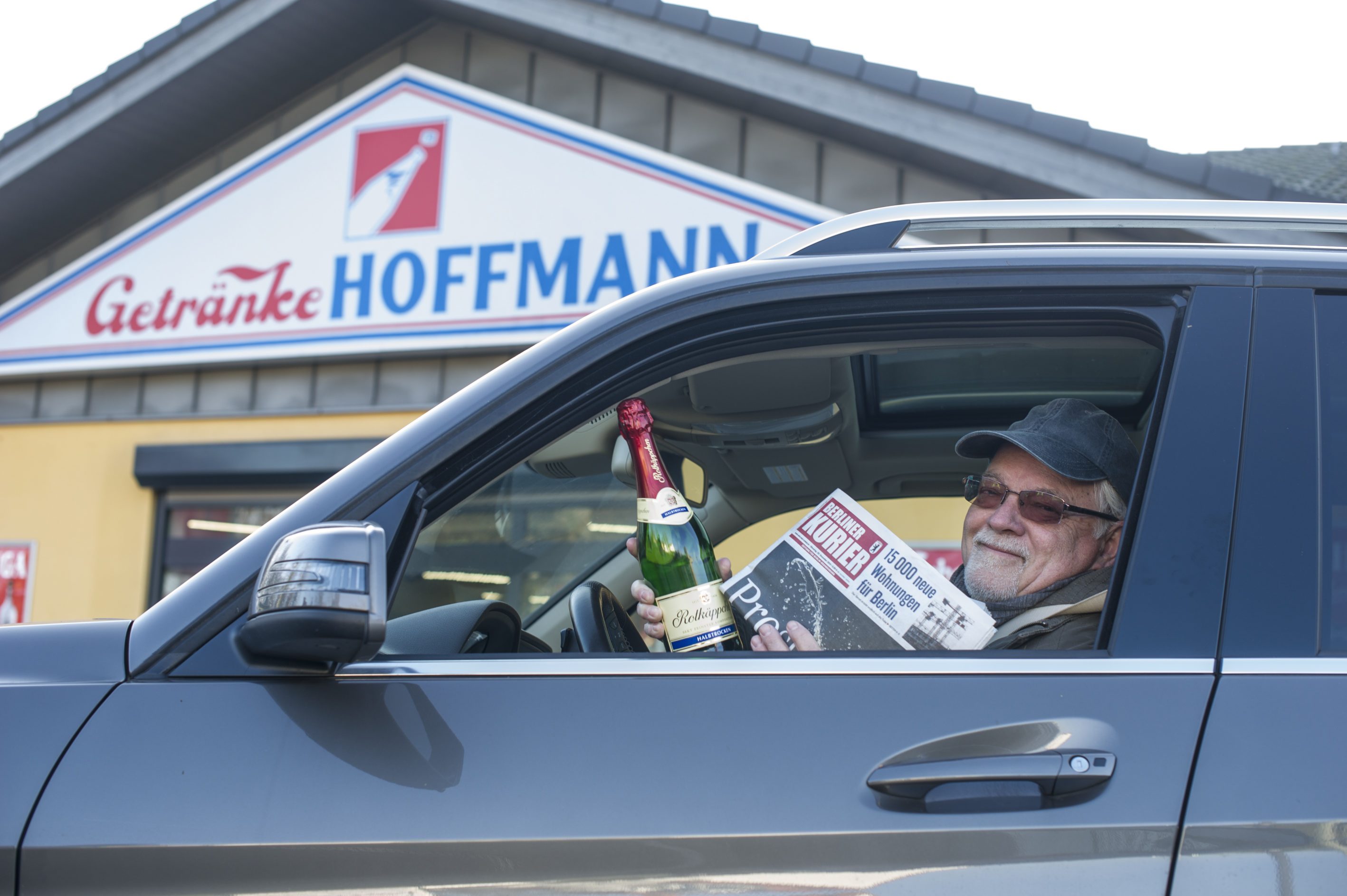 Den Lieferservice spielte Detlef (67, Kaulsdorf) für seine Schwiegereltern. Die beiden 90-Jährigen sind treue KURIER-Leser. Als der Kaulsdorfer die Aktion sah, fuhr er spontan los, um den beiden eine Freude zu machen. Angestoßen wird dann zusammen an Silvester.  