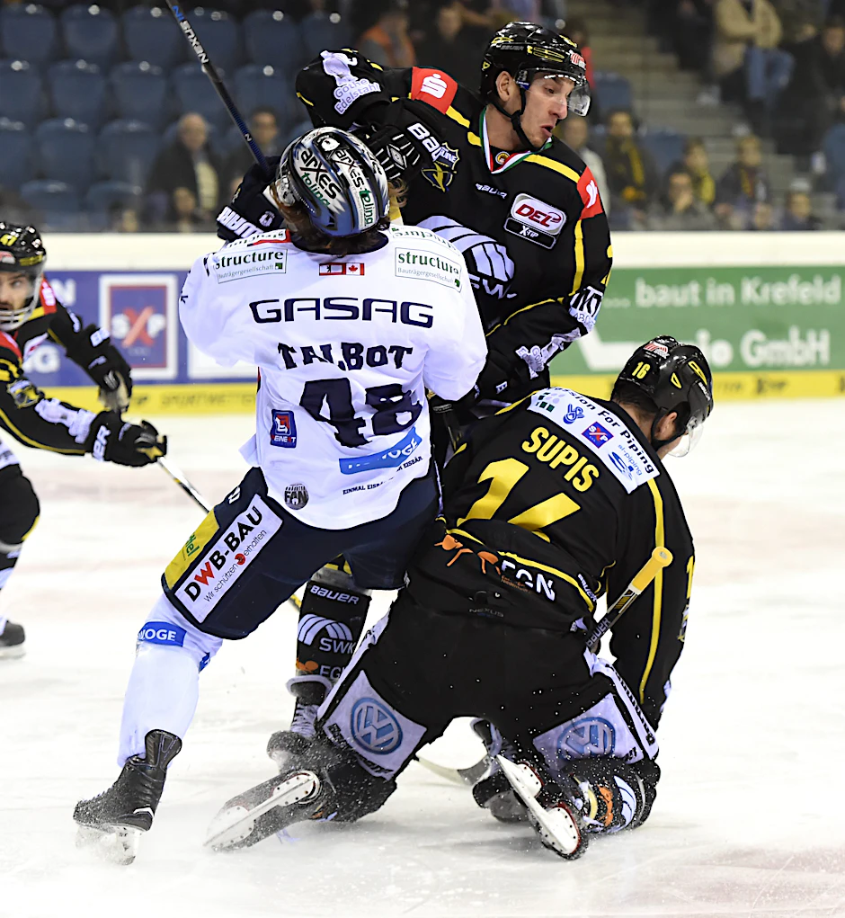 Eisbär Julian Talbot muss in Krefeld ganz schön einstecken, teilt mit dem Tor zum 2:0 aber auch kräftig aus.