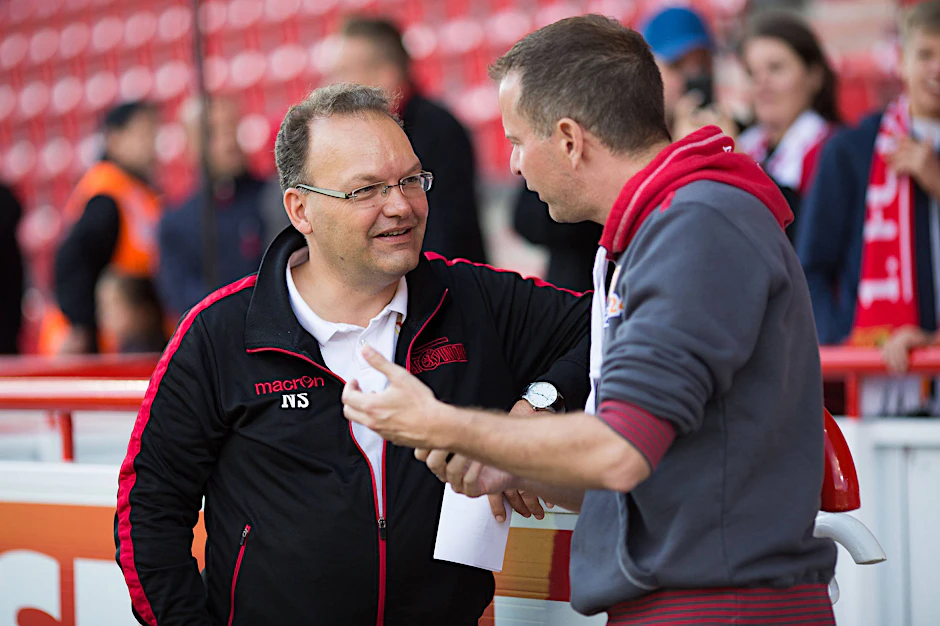 Nico Schäfer (l.) im Gespräch mit Trainer Sascha Lewandowski. Bilden die beiden noch lange ein Gespann? 