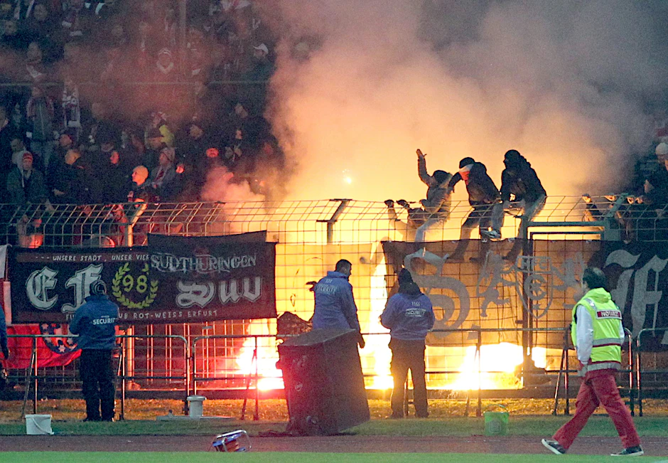 Hooligans im Erfurter Heimblock hatten zu Beginn der zweiten Halbzeit Pyrotechnik gezündet.