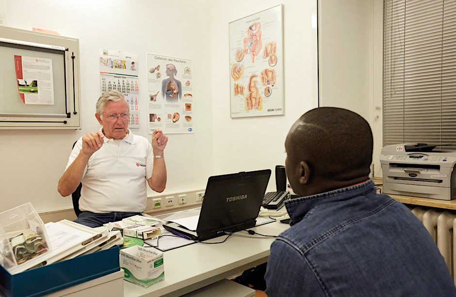 Für eine bessere Verständigung zwischen Immigranten und Ärzten sollte es aus Sicht der Berliner Professorin Theda Borde mehr qualifizierte Dolmetscher im Gesundheitswesen geben.