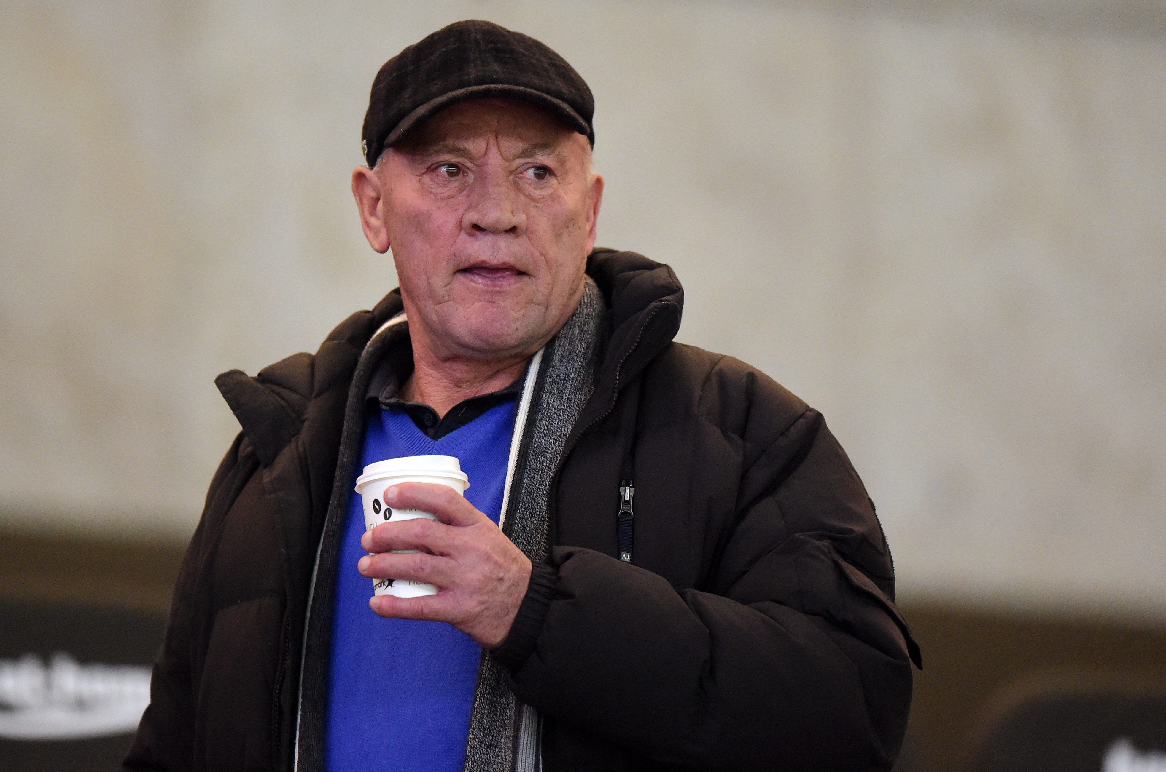 Trainer-Vater Pal Dardai Senior ist angetan von der Arbeit seines Sohnes.