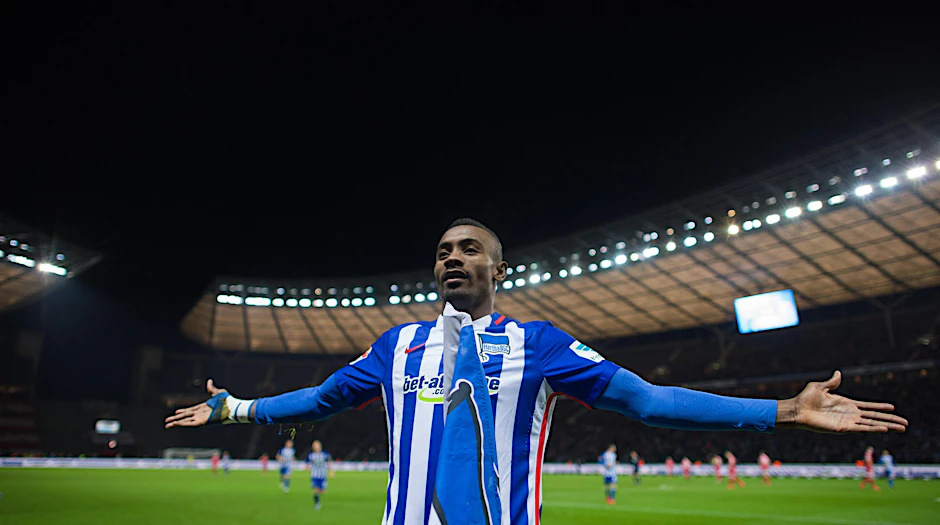 Salomon Kalou ist stolz wie Bolle nach seinem 2:0.