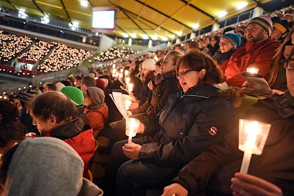 Auch im Aachener Tivoli wird mittlerweile an Weihnachten gemeinsam gesungen.