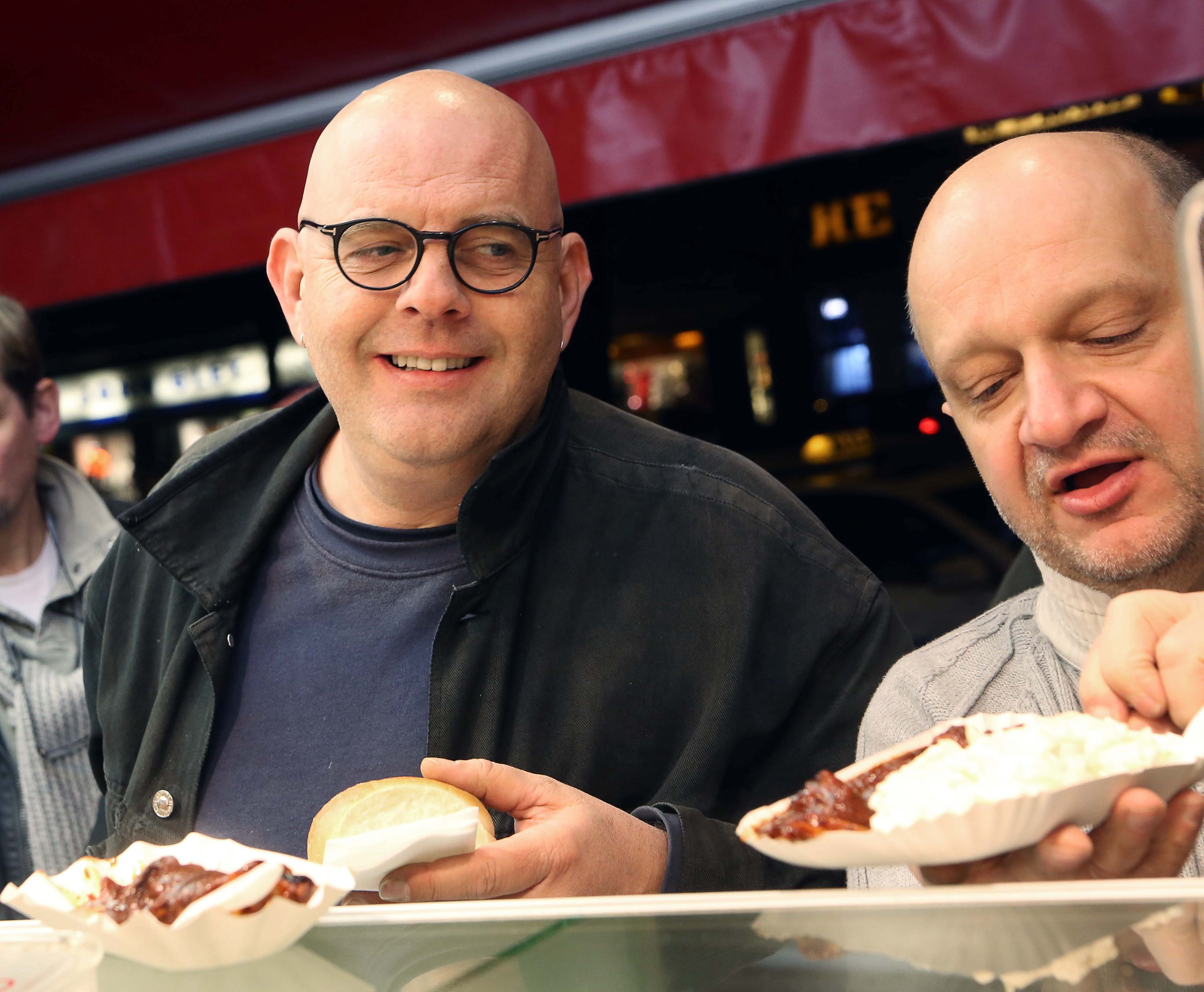 Carsten und Richard (beide 50) sind Stammkunden. „Wenn wir nach Berlin fahren, kommen wir oft als erstes hierhin, das ist schon ein Ritual.“