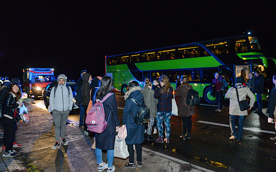 Der Reisebus auf der A10: Auf einem Rastplatz eskalierte der Streit. 