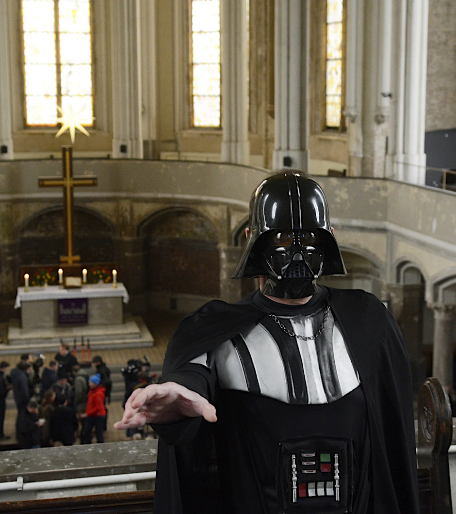 Darth Vader in der Zionskirche: Unter der Maske des Bösen steckt Kirchengänger Jochen Pieper (58) aus Frohnau. 