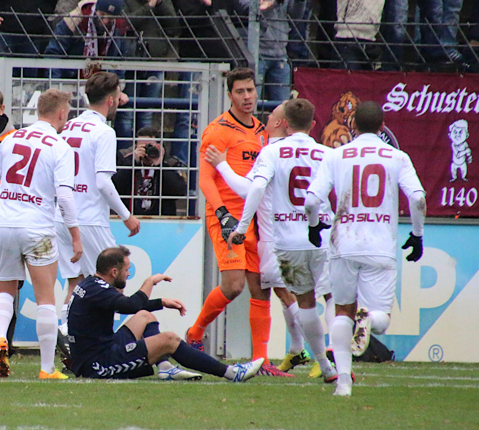 Die Dynamos feiern ihren Elferheld Bernhard Hendl, während Babelsbergs Bilal Cubukcu frustriet am Boden sitzt.