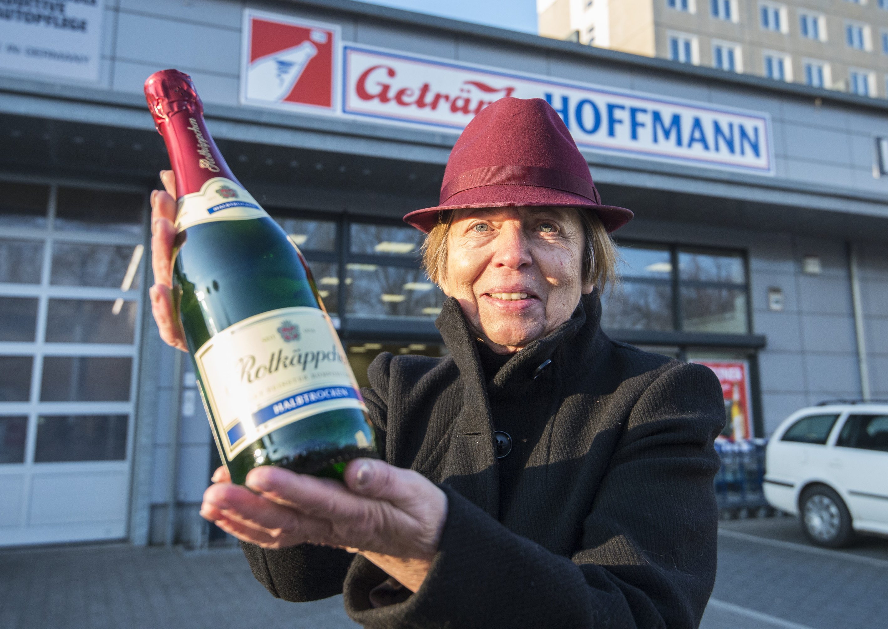 Gisela (78, Prenzlauer Berg) liest seit Jahrzehnten den KURIER, seit fünf Jahren im Abonnement. Den Sekt trinkt die 78-Jährige mit ihrer Freundin und Sportpartnerin. Gisela freut sich: „Damit das neue Jahr nicht so trocken wird“, sagt sie schmunzelnd. 