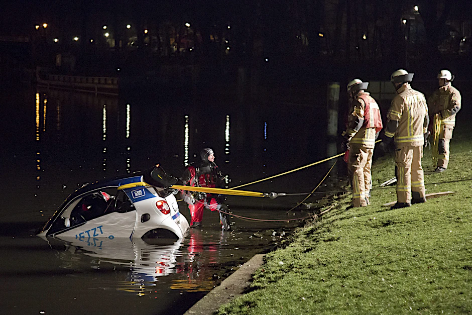 Kreuzberg, 20.12.:  Ein offenbar führerloser Geister-Smart ging nachts im Urbanhafen baden.