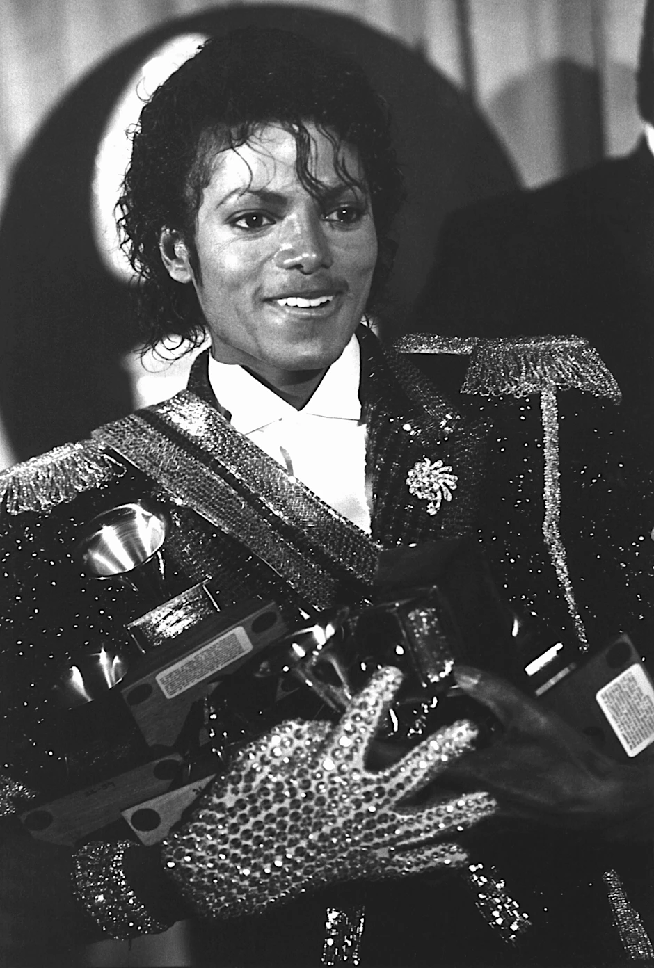 Michael Jackson mit Grammys, die er für seine Rekord-Platte "Thriller" erhalten hat. (Archivfoto von März 1984).    