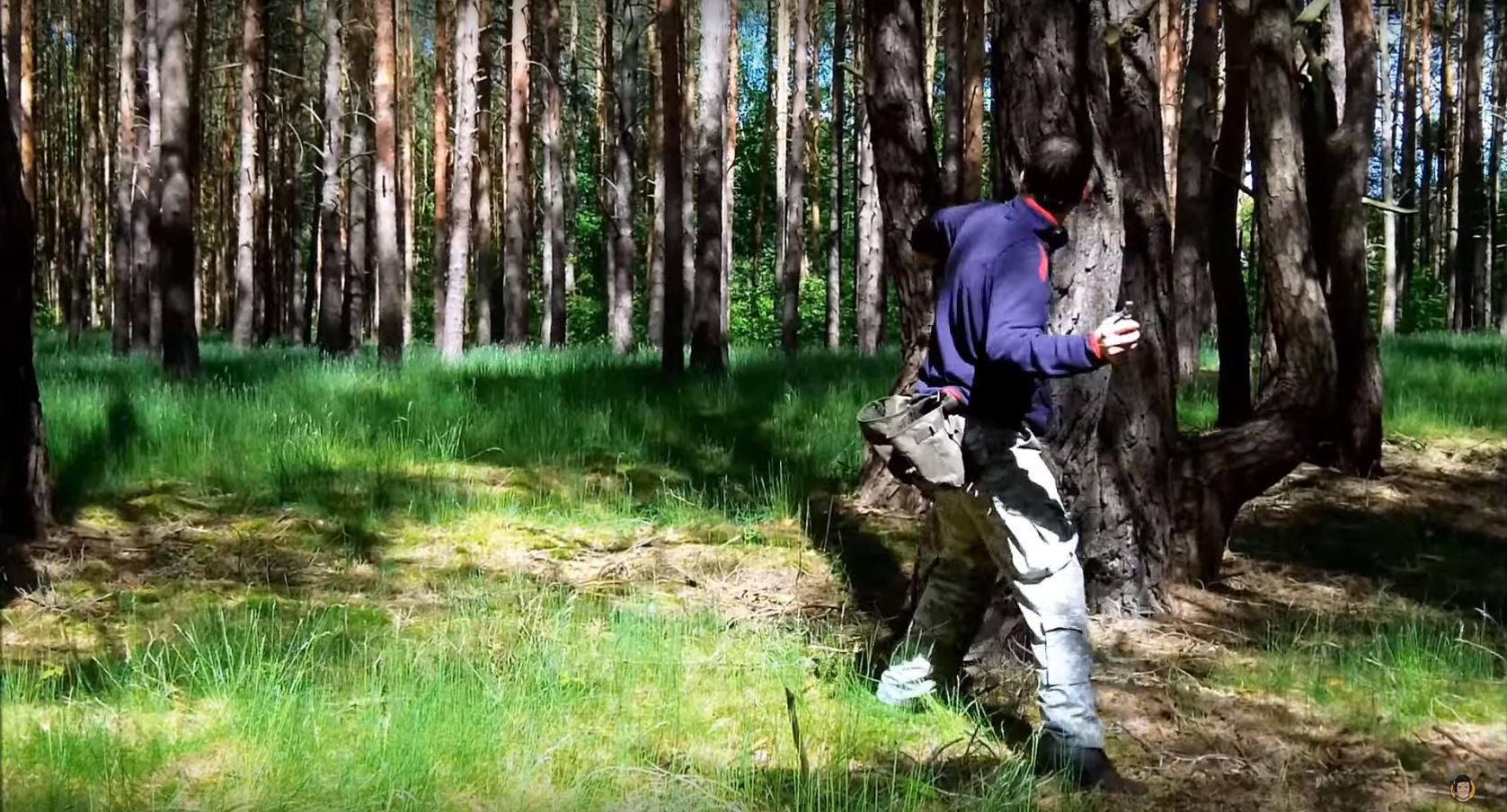 In einem Video zieht er den Ring und wirft die Handgranate.
