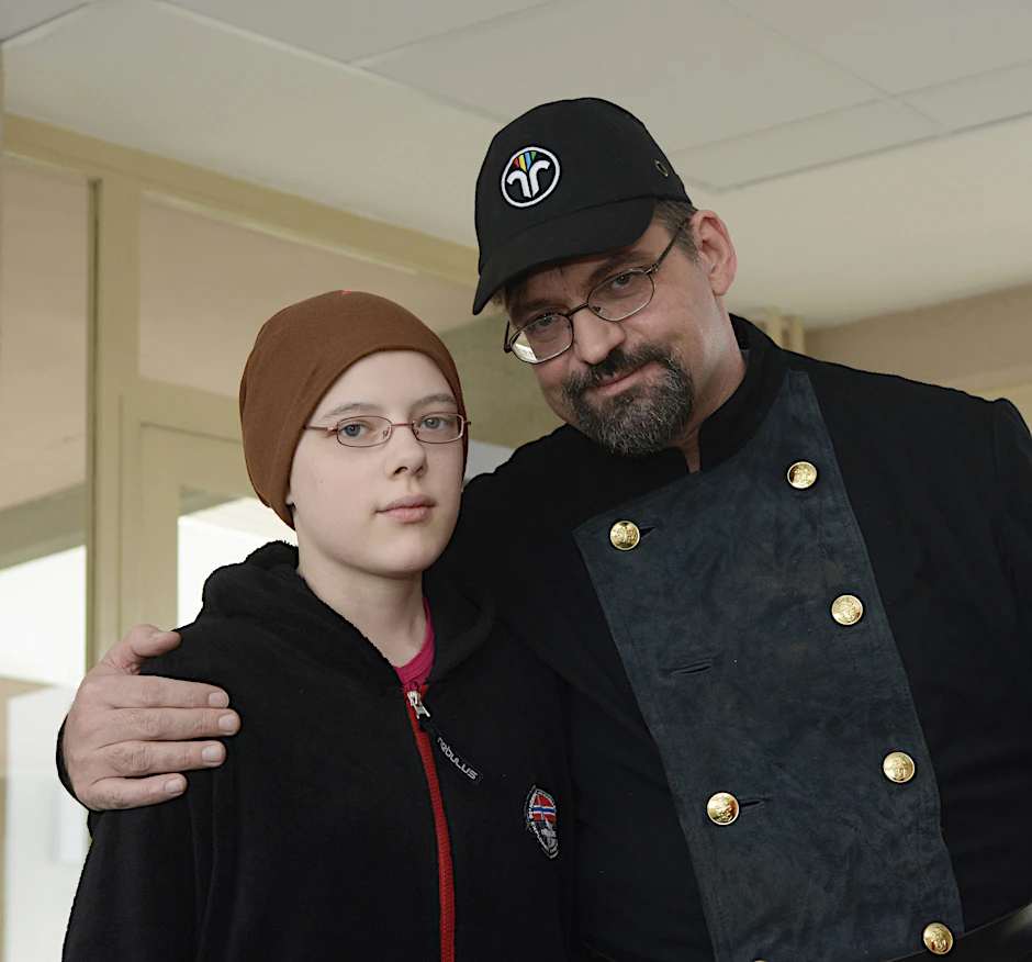 Pferdenärrin Lydia (14) mit ihrem Papa Roman Heit. Der arbeitslose Schornsteinfeger will seiner krebskranken Tochter mit alternativen Heilmethoden helfen.