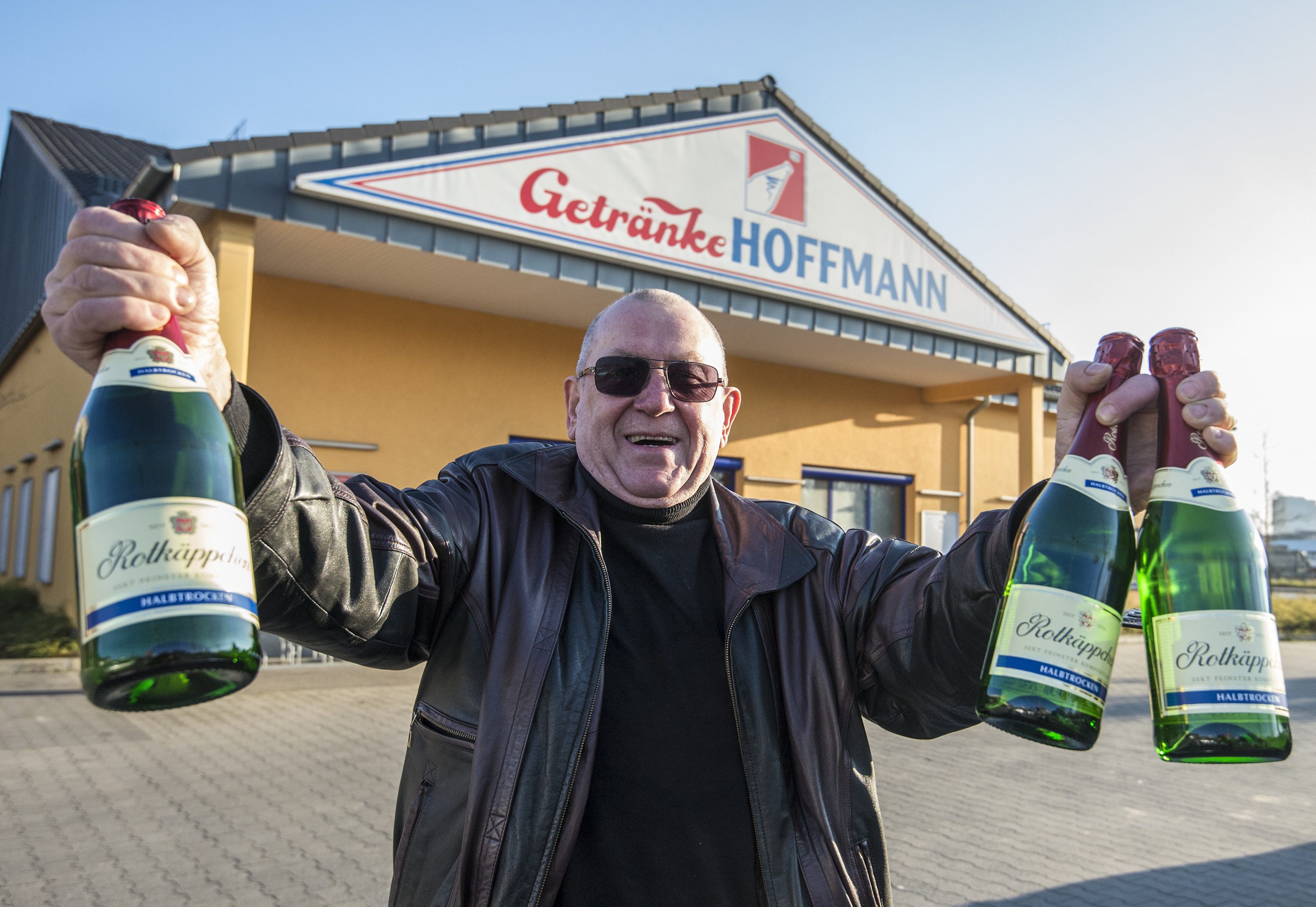 Die maximale Anzahl an Flaschen pro Leser sicherte sich Wolfgang (68, Marzahn). Der 68-Jährige kauft den KURIER seit vielen Jahren täglich beim Spätkauf. Geköpft werden die Sektflaschen erst an Silvester. Und auch nicht allein. Wolfgang holte die Flaschen für die ganze Familie. 