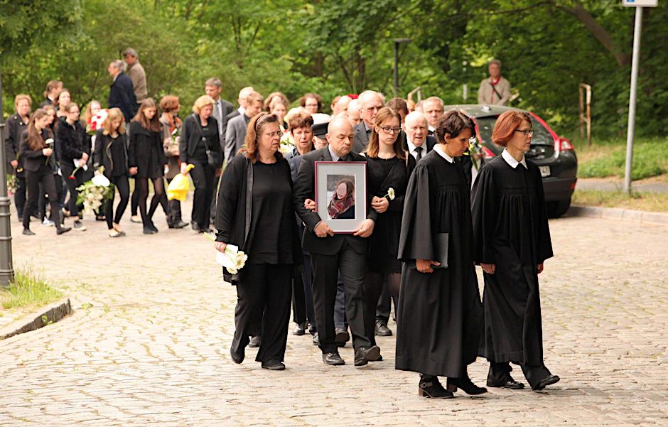 Hunderte verabschieden sich im Mai von der 18-jährigen Hanna. Sie starb, weil sie zur falschen Zeit am falschen Ort war. 