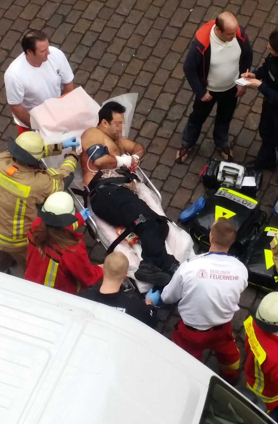 Ein weiteres Opfer wird von Rettungskräften in ein Krankenhaus gebracht.