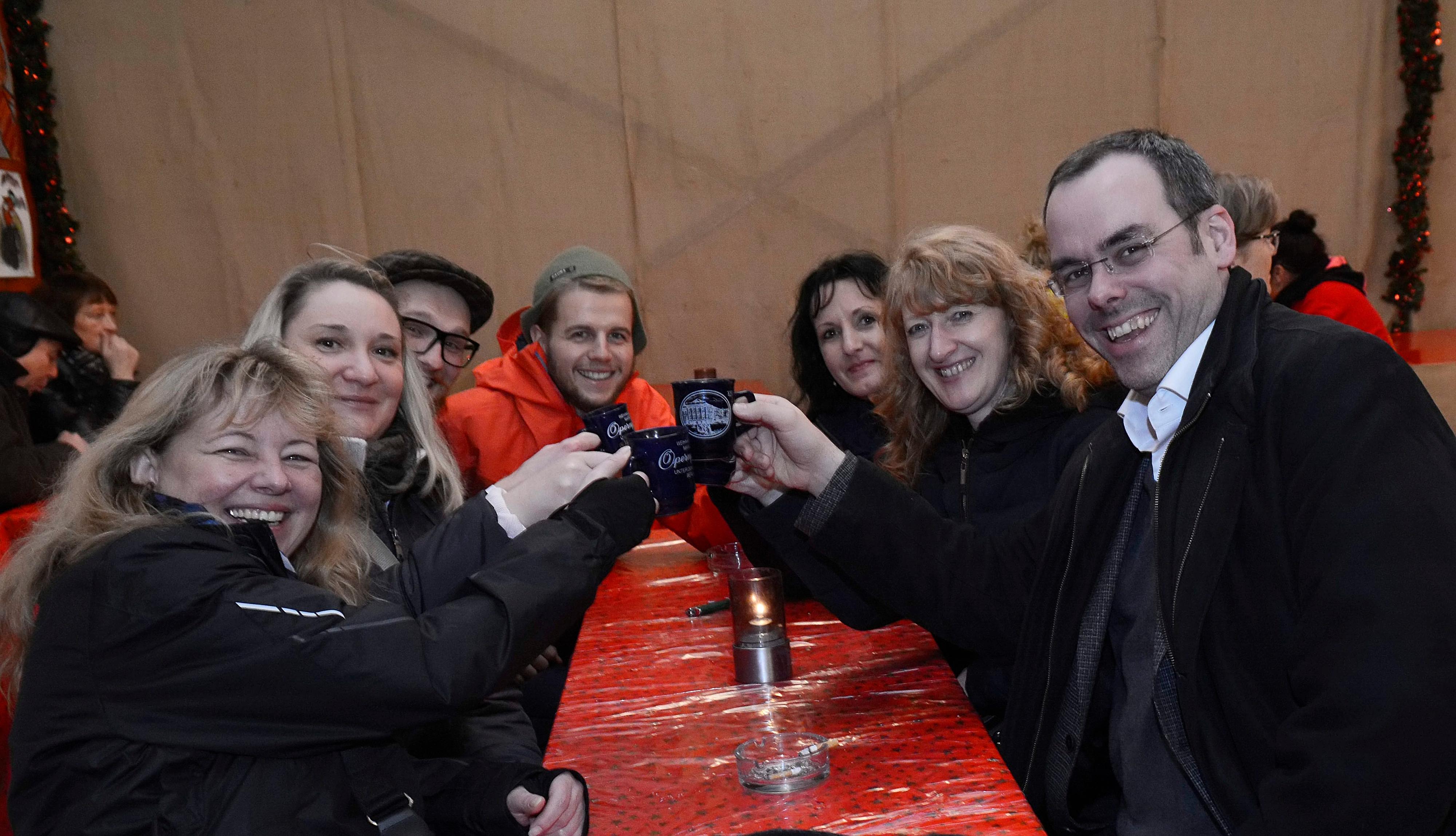 „Zum Wohl“, prosten sich Kollegen des Ingenieurbüros Plan B mit Glühwein zu. „Wir halten dem Markt die Treue, auch wenn er früher schöner war.“ 