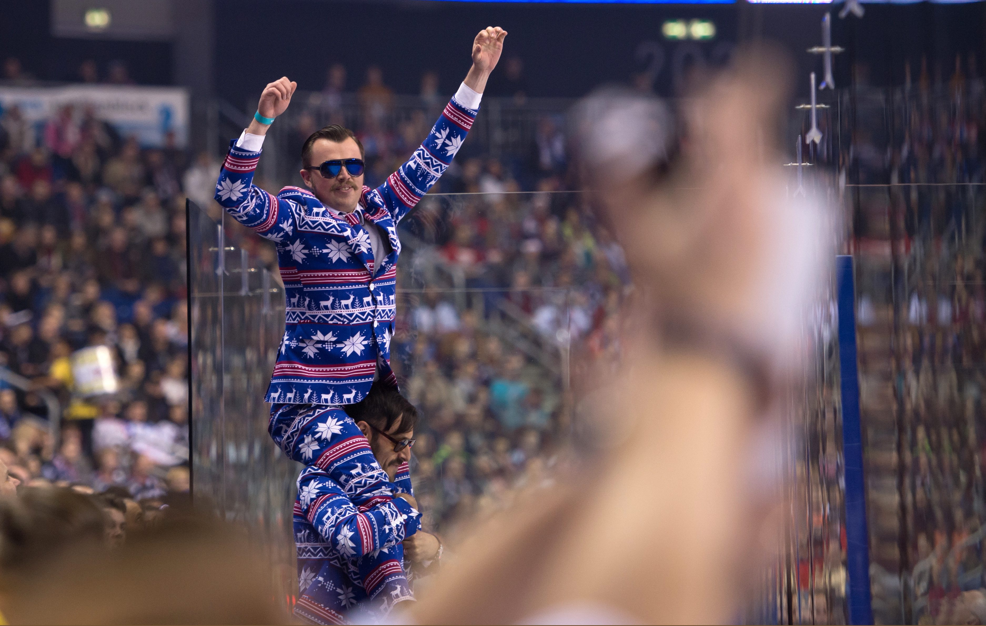 Echter Hingucker: EHC-Fans im mutigen Partnerlook.