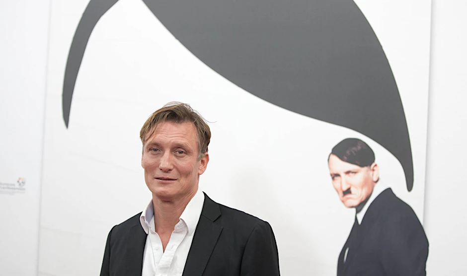 „Er ist wieder da“-Darsteller Oliver Masucci musste jetzt zurückzahlen.