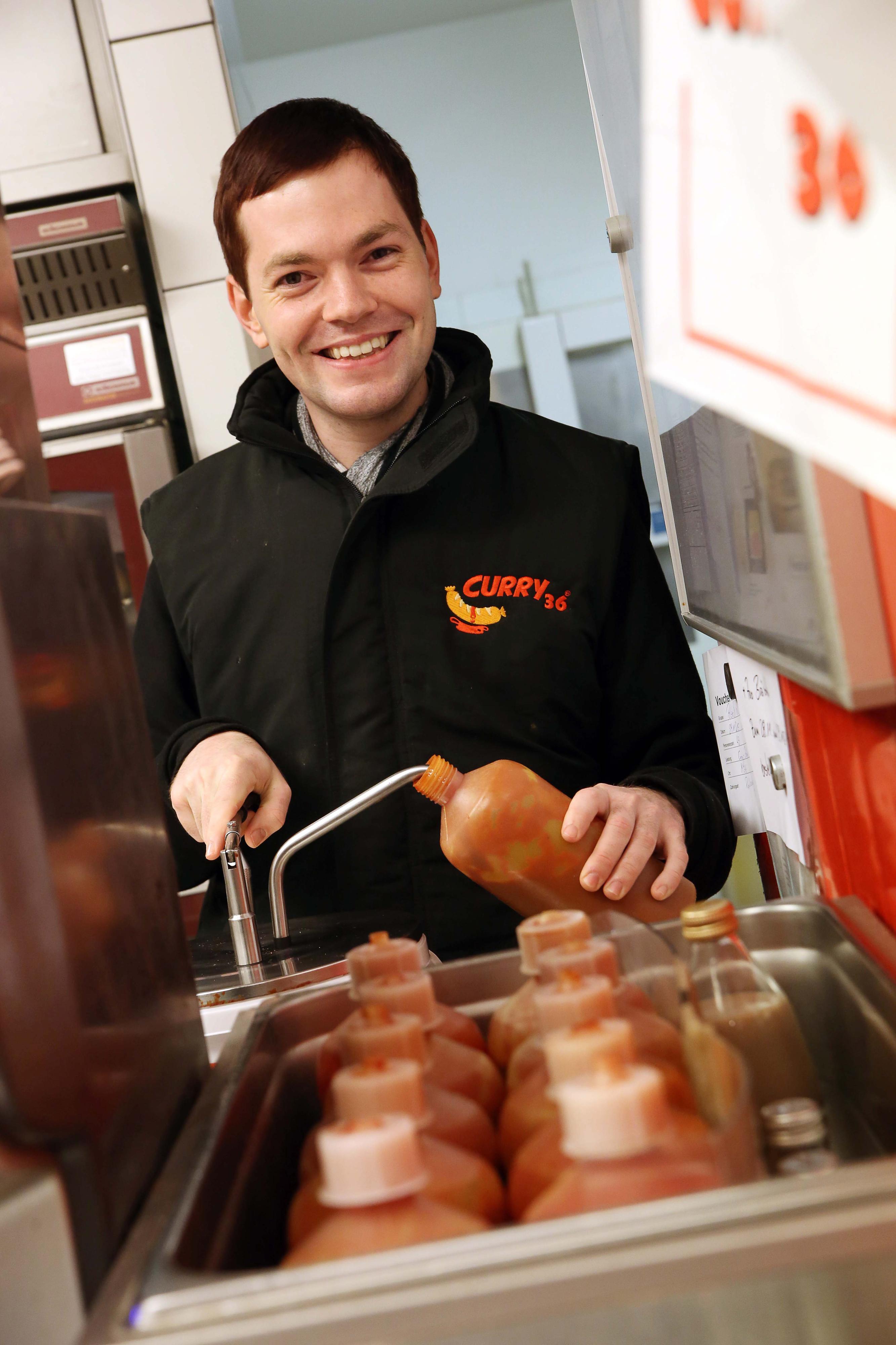 KURIER-Reporter Florian Thalmann füllt Ketchup nach – kein leichter Job.