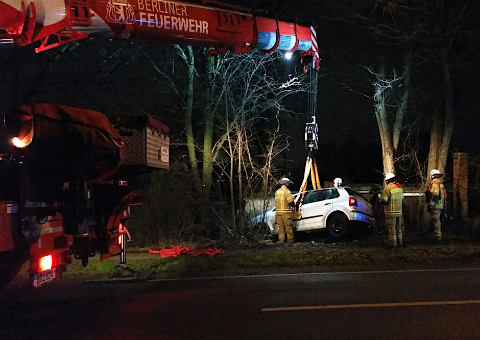 Berlin-Köpenick, 15.12.2015: In der Baumschulenstraße landete dieser Pkw in einer Kleingartenkolonie. 