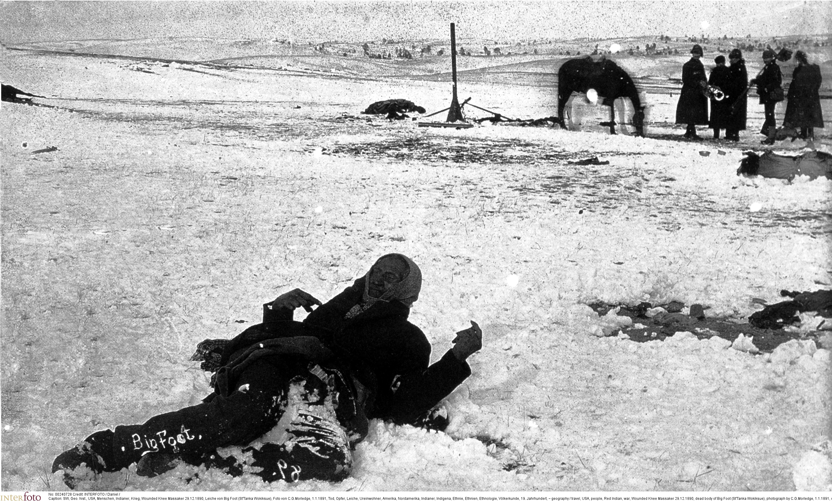 Ein Bild des erschossenen Häuptlings Spotted Elk im Schnee. 